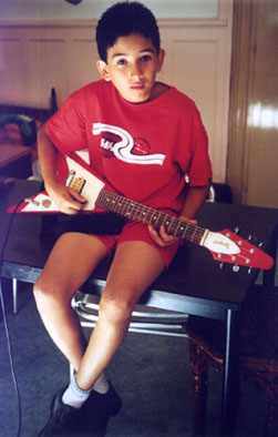 Naco tente la guitare
                    �lectrique