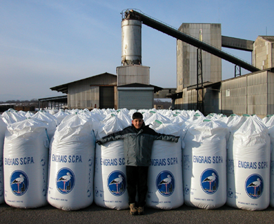 un jeune de
                        Wittenheim devant le dernier stock de sacs de
                        sel de potasse