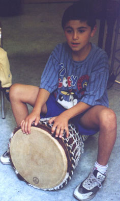 Yavuz joue des percussions